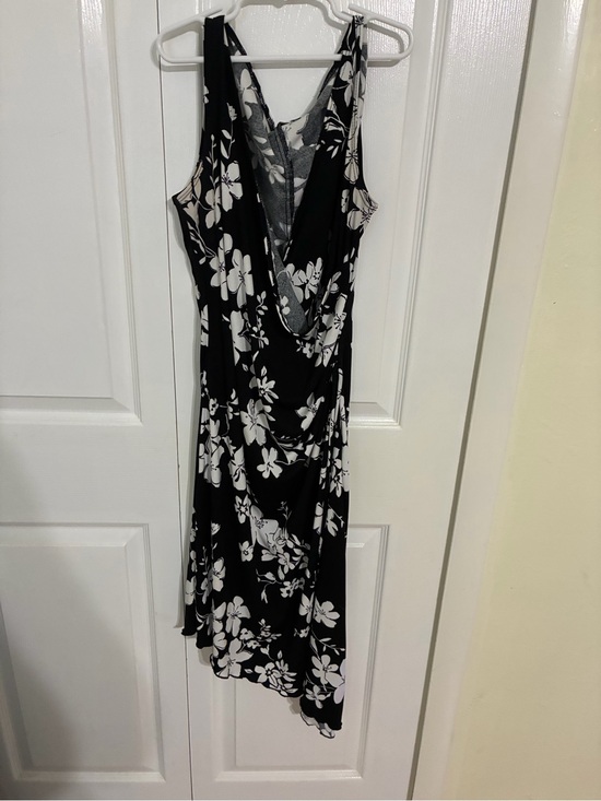 VENUS Dresses & Skirts - Venus Black & White Floral Sleeveless Wrap Dress large